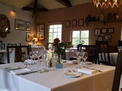White Hart Cafe Bar & Bistro
