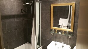 Habitación triple superior, baño privado | Baño