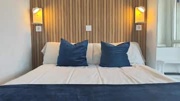 Kamer, 1 twee- of 2 eenpersoonsbedden | Een bureau, een laptopwerkplek, gratis wifi, beddengoed