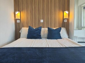 Kamer, 1 twee- of 2 eenpersoonsbedden | Een bureau, een laptopwerkplek, gratis wifi, beddengoed
