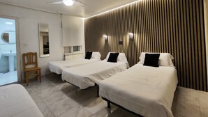Habitació quàdruple, 1 dormitori, amb bany privat, zona de pati | Escriptori, espai de treball apte per a portàtils i wifi gratuïta 