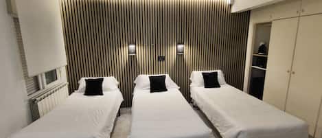 Vierbettzimmer, 1 Schlafzimmer, mit Bad, zum Innenhof hin | Schreibtisch, laptopgeeigneter Arbeitsplatz, kostenloses WLAN