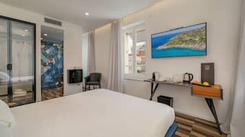 Minibar, individually decorated, desk, soundproofing