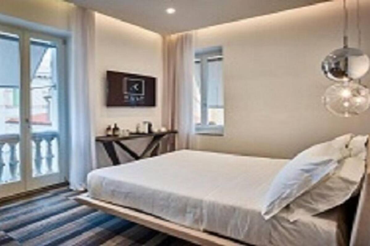 Minibar, escritorio y sistema de insonorización 