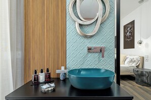 Shower, free toiletries, hair dryer, bathrobes - Hotiday Olbia Wallure (Olbia)