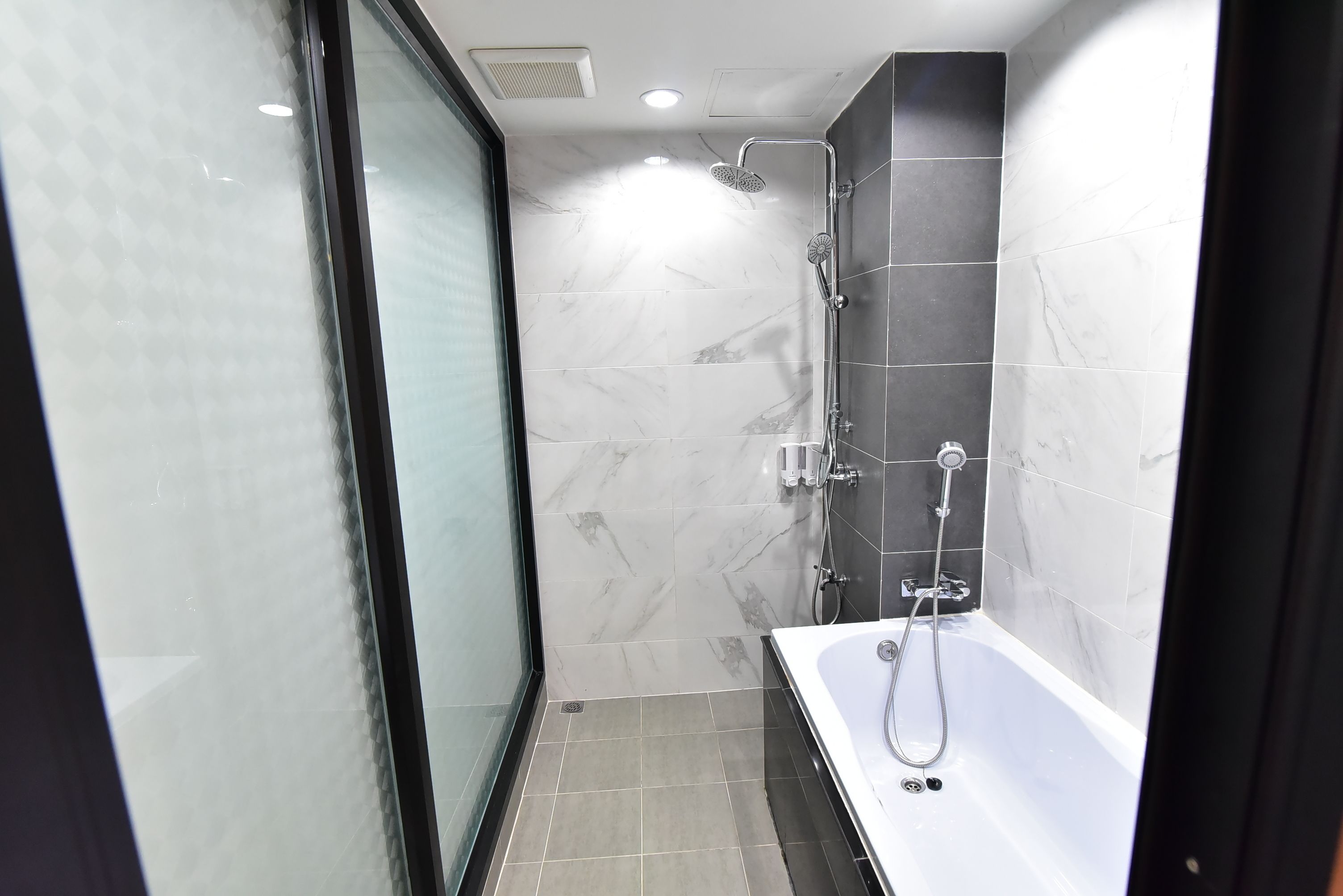 deluxe suite | bathroom | free toiletries, towels
