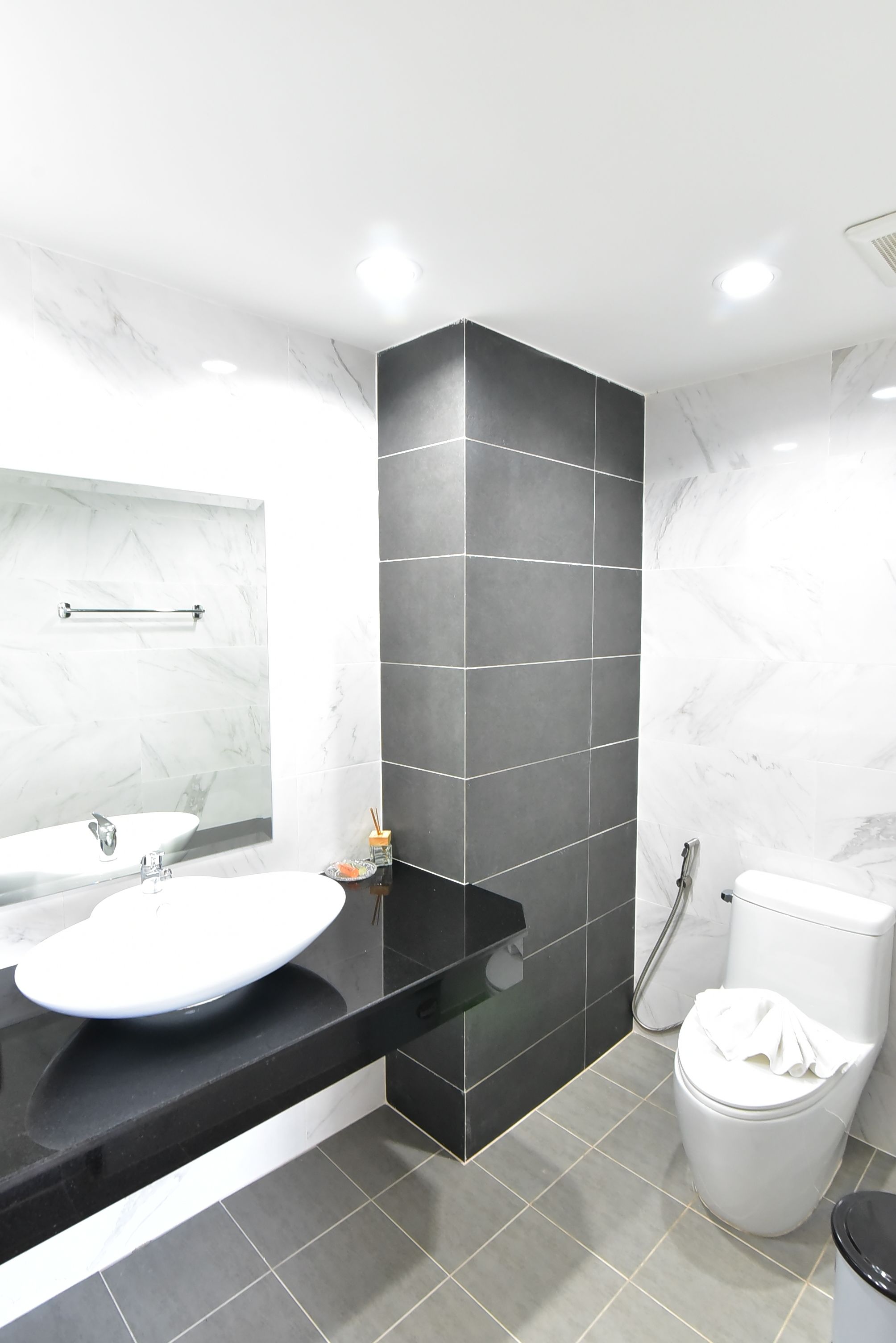 deluxe suite | bathroom | free toiletries, towels