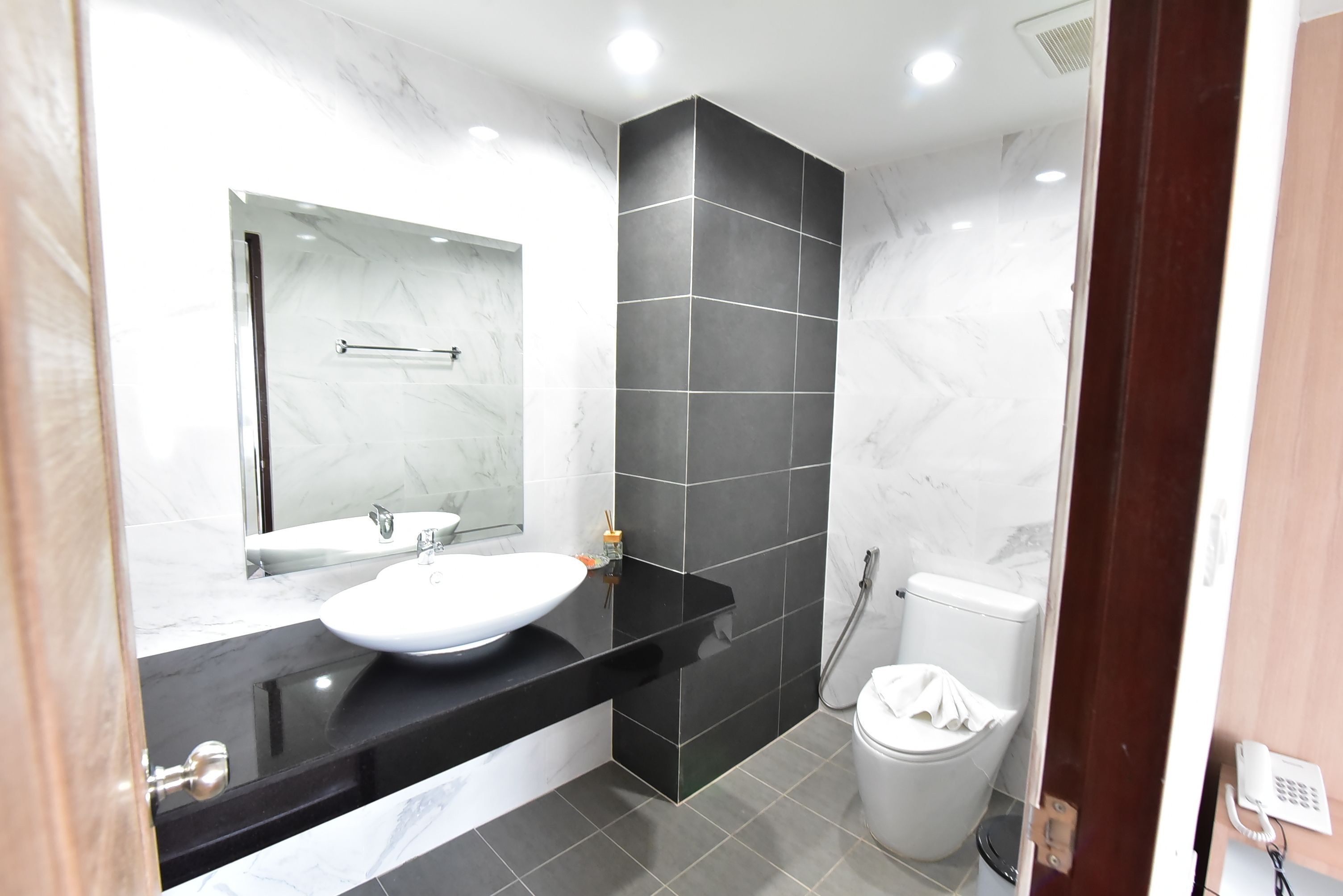 deluxe suite | bathroom | free toiletries, towels