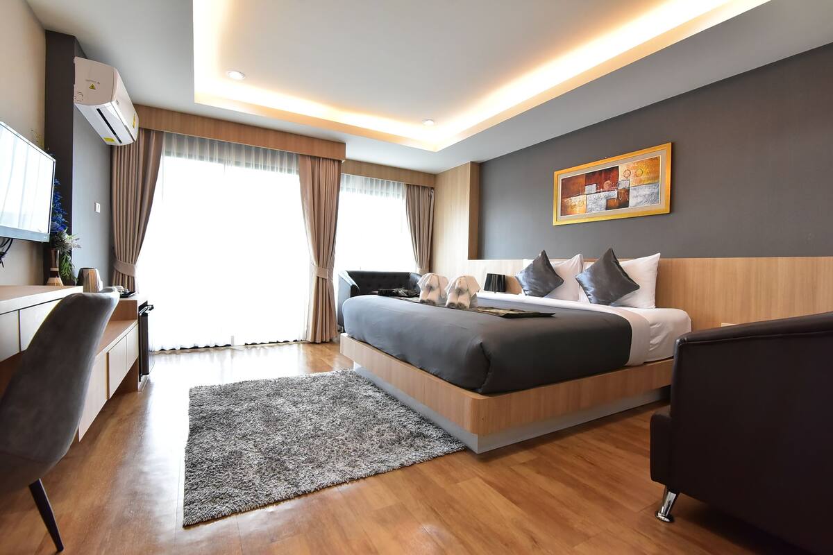 Superior Double Room with Balcony | ノートパソコン用作業スペース、遮光カーテン、可動式ベッド、WiFi (無料)