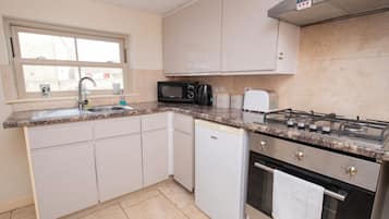 Cottage, Multiple Beds, Non Smoking, 2 Bathrooms | Private kitchen | Coffee/tea maker, electric kettle