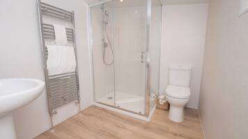 Cottage, Multiple Beds, Non Smoking, 2 Bathrooms | Bathroom | Combined shower/bathtub, rainfall showerhead, free toiletries, towels