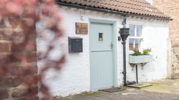 Cottage, 2 Bedrooms, Courtyard View | Living area | Smart TV