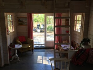 Huisje, 1 slaapkamer | Individueel gedecoreerd, een bureau, een strijkplank/strijkijzer