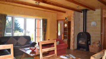 Exclusive-Ferienhaus, 2 Schlafzimmer, mit Bad (Strawbale) | Wohnbereich | Fernseher, DVD-Player