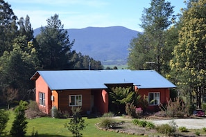 Front of property - Whispering Spirit Holiday Cottages (Franklin)