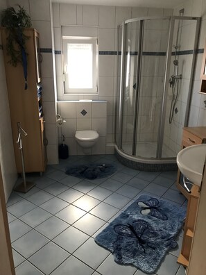Lejlighed - 2 soveværelser - balkon (FeWo 2) | Badeværelse | Bruser, hårtørrer, håndklæder, Toiletpapir