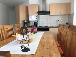 Apartment, 2 Bedrooms, Balcony (FeWo 2) | Dapur peribadi | Peti sejuk, ketuhar gelombang mikro, dapur, cerek elektrik 