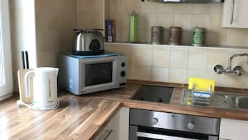 Apartment (FeWo 3) | Private kitchen | Fridge, microwave, stovetop, electric kettle