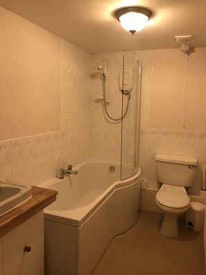 Bathroom - Byrness House (Newcastle-upon-Tyne)