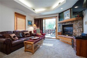 Una televisión de pantalla plana, una chimenea