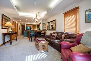 Una televisión de pantalla plana, una chimenea