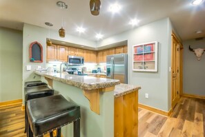 Stovetop, dishwasher, cookware/dishes/utensils, dining tables