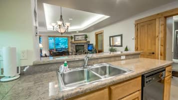 Kompor, mesin pencuci piring, dan peralatan masak/sendok-piring