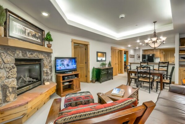 Televisión de pantalla plana, chimenea y Netflix 