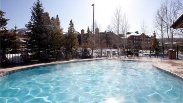 Kolam renang outdoor