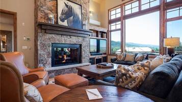 TV layar datar, perapian, meja tenis meja, dan kantor