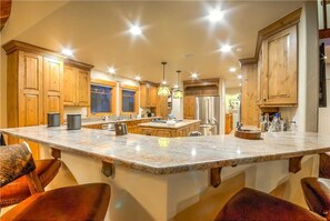 Tủ lạnh nhỏ, lò vi sóng, lò nướng, bếp nấu 