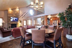 In-room dining - Churchill Lodge Grande (Steamboat Springs)