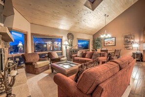 TV, fireplace - Churchill Lodge Grande (Steamboat Springs)