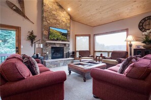 TV, fireplace - Churchill Lodge Grande (Steamboat Springs)