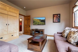 TV, fireplace - Churchill Lodge North (Steamboat Springs)