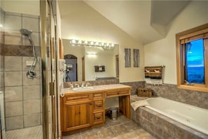 Jetted tub, free toiletries, hair dryer, towels