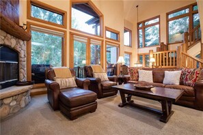 Una televisión de pantalla plana, una chimenea, un reproductor de DVD