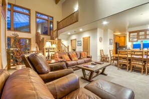 Una televisión de pantalla plana, una chimenea, un reproductor de DVD