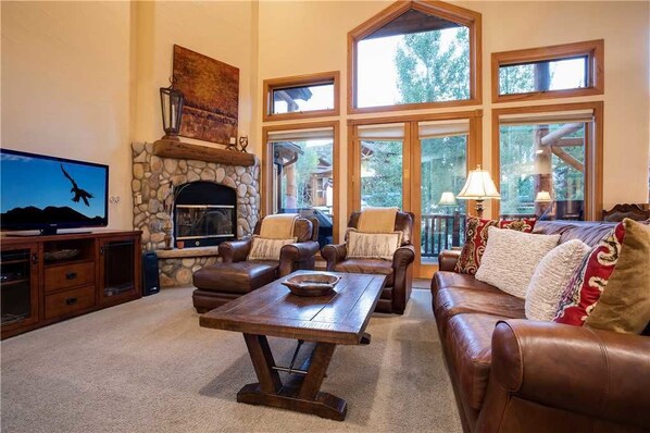 Una televisión de pantalla plana, una chimenea, un reproductor de DVD