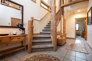 4 bedrooms, iron/ironing board, free wired Internet