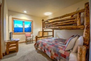 4 bedrooms, iron/ironing board, free wired Internet