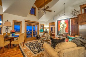 Een televisie en een open haard