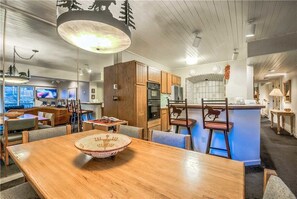 In-room dining - Dulany At Gondola 105 (Steamboat Springs)