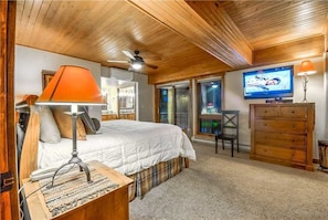 3 kamar tidur, meja kerja, setrika/meja setrika, dan Wi-Fi gratis