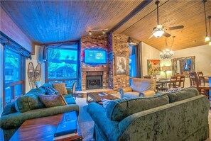 Televisión y chimenea 