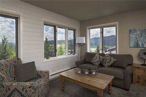 Een flatscreentelevisie, een open haard en een videogameconsole