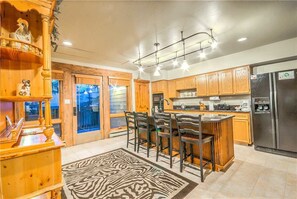 Kokeplater, oppvaskmaskin, kjøkkenutstyr og spisebord