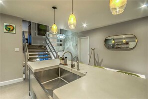 Placa de cocina, lavavajillas, utensilios de cocina, mesa de comedor