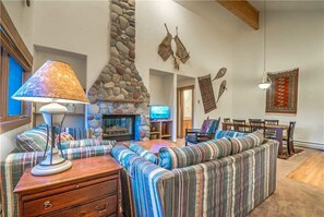 平板电视、壁炉