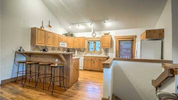 Stovetop, dishwasher, cookware/dishes/utensils, dining tables